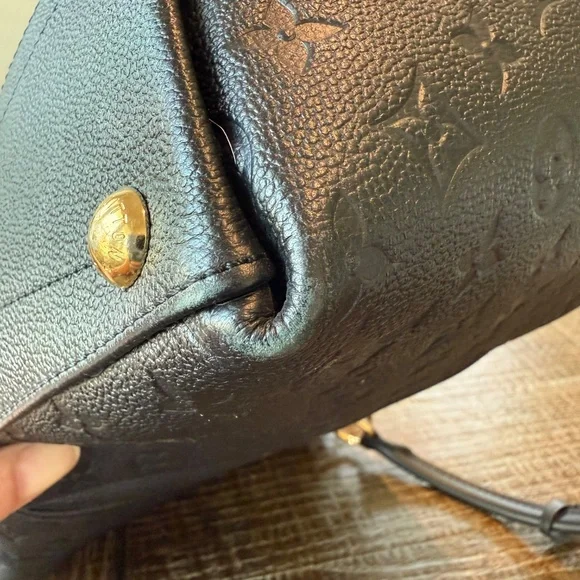 Louis Vuitton V Tote - Picture 6 of 11